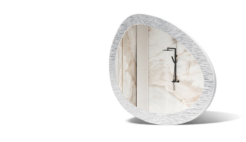 Oglindă în ramă cu decor metalic. Simbolul eleganței moderne