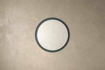 Oglinzi într-o ramă lăcuită