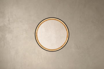 Oglinzi într-o ramă de lemn